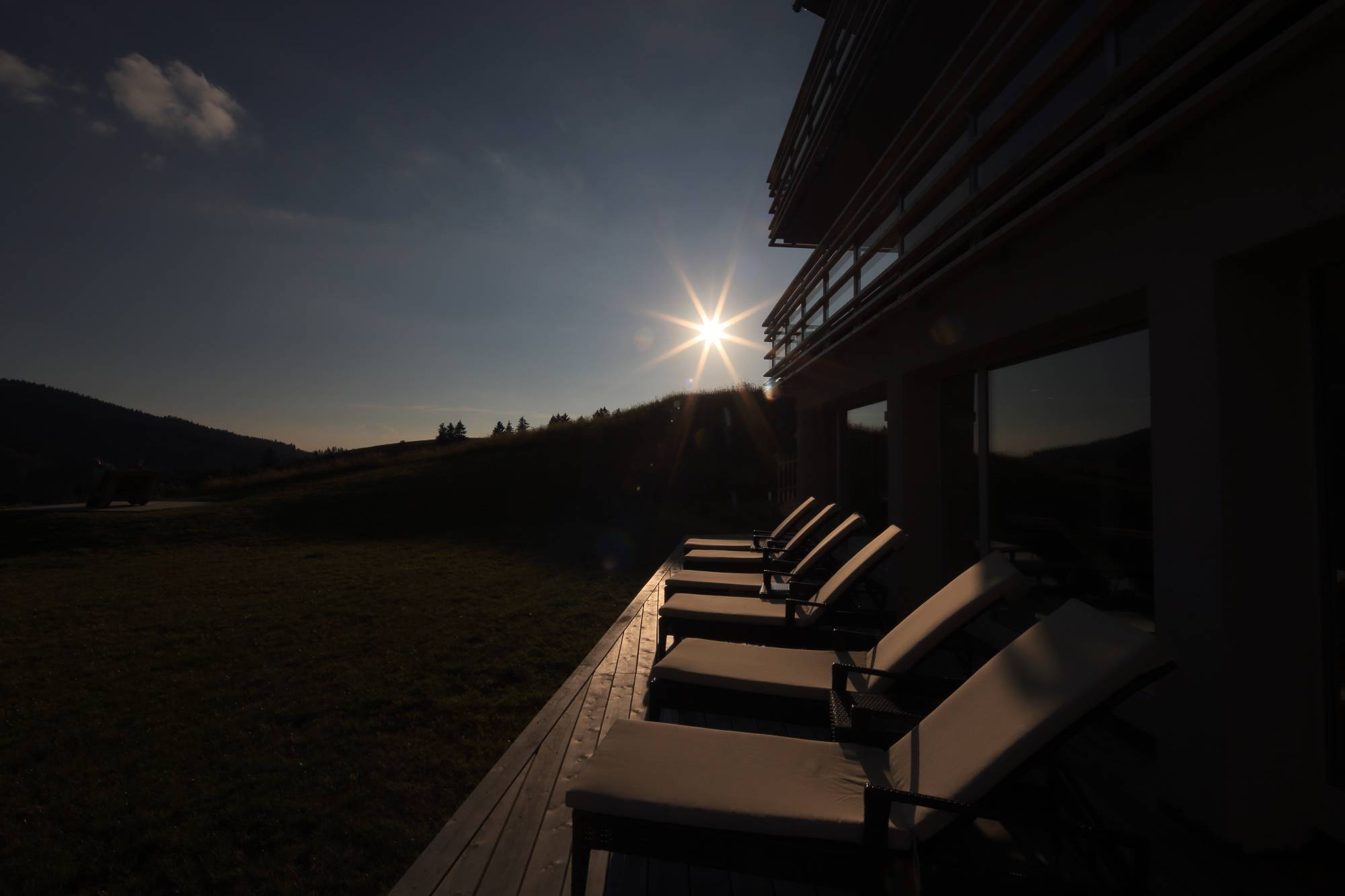 Terrasse mit Sonnenliegen im Hotel