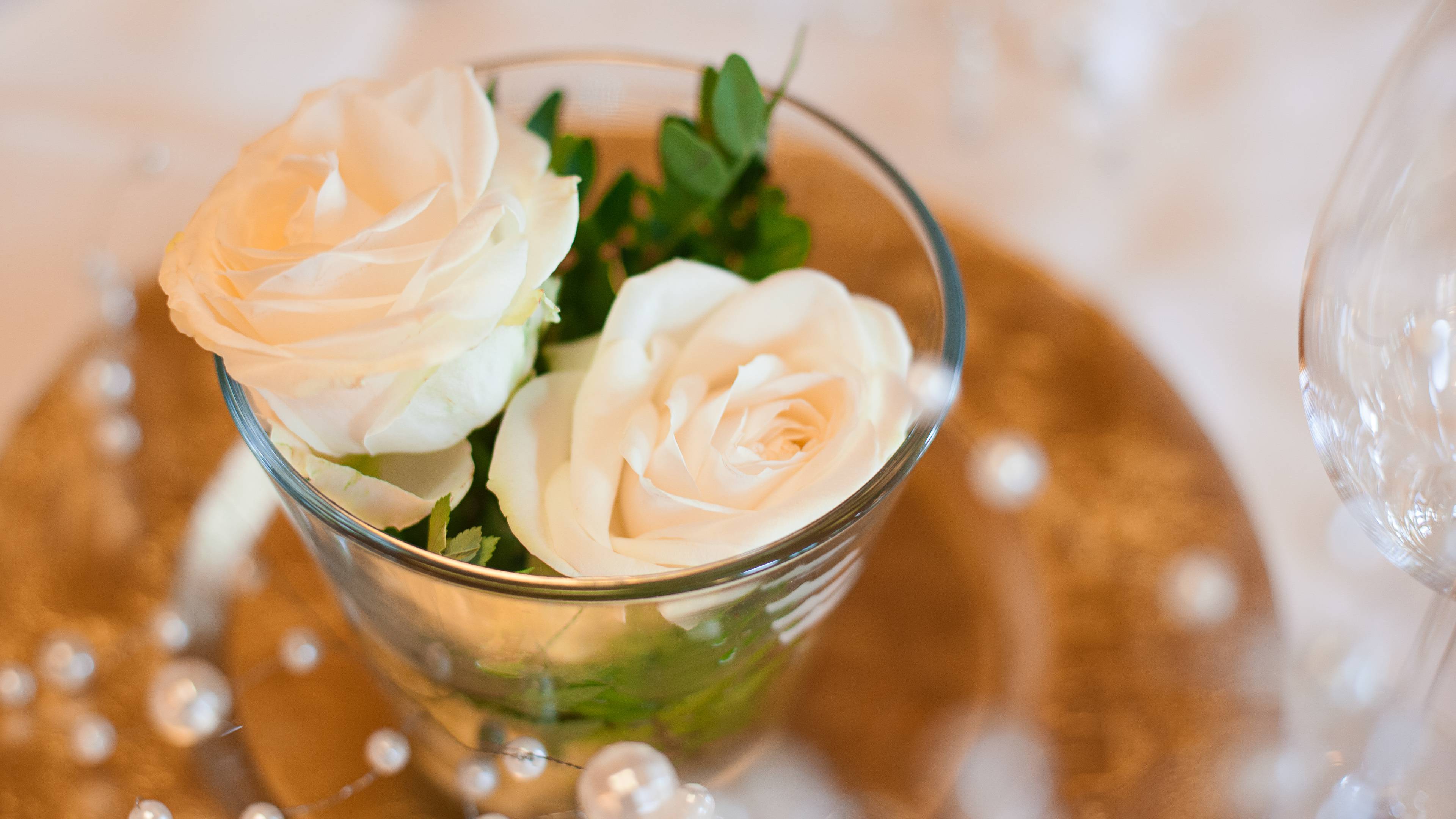 Rosen im Glas als Dekor