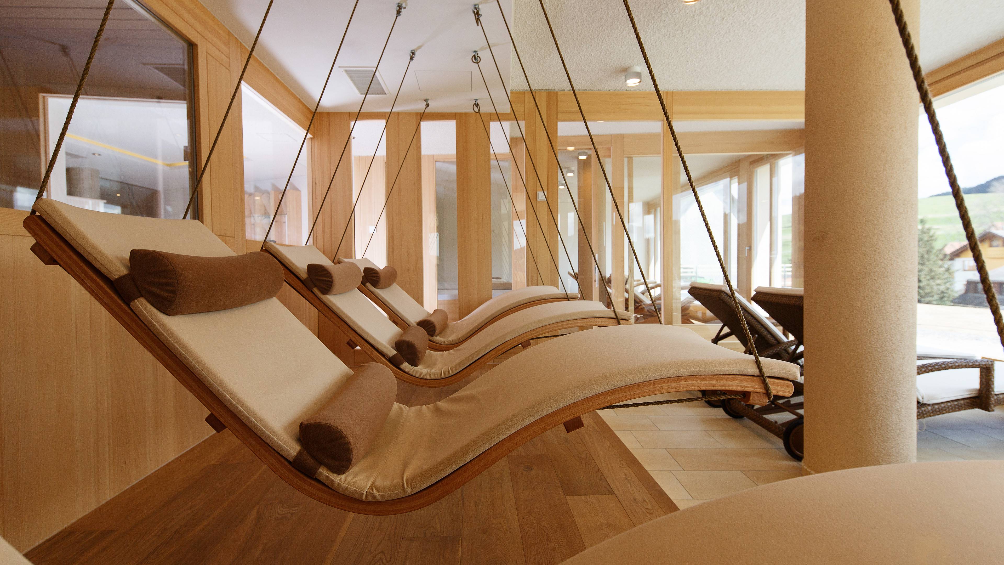 Schwebeliegen im Wellness-Ruhebereich
