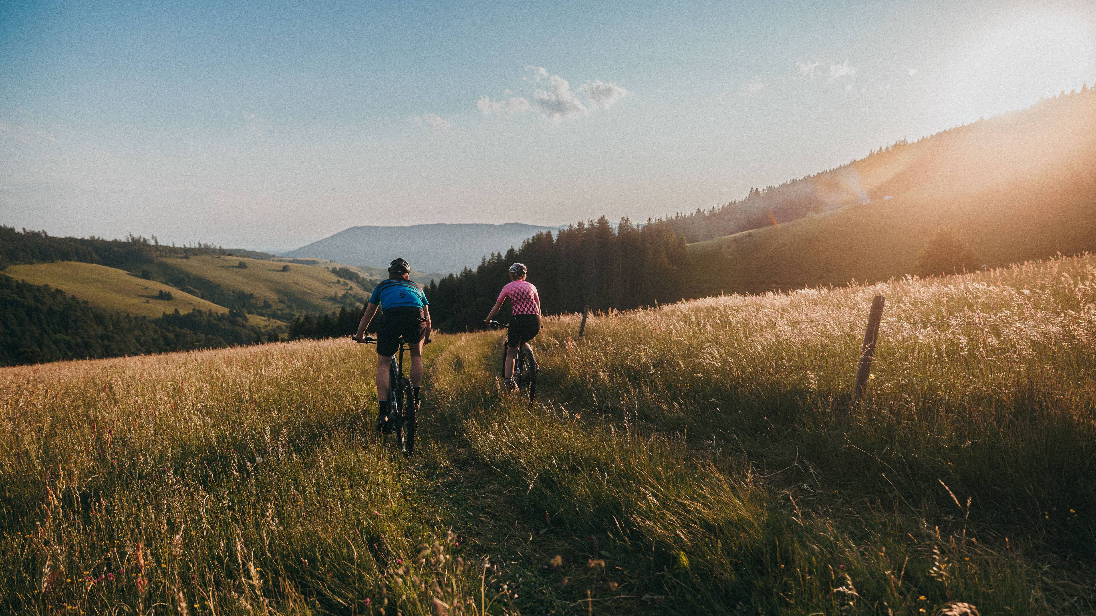 Paar beim Mountainbiken in Herrenschwand
