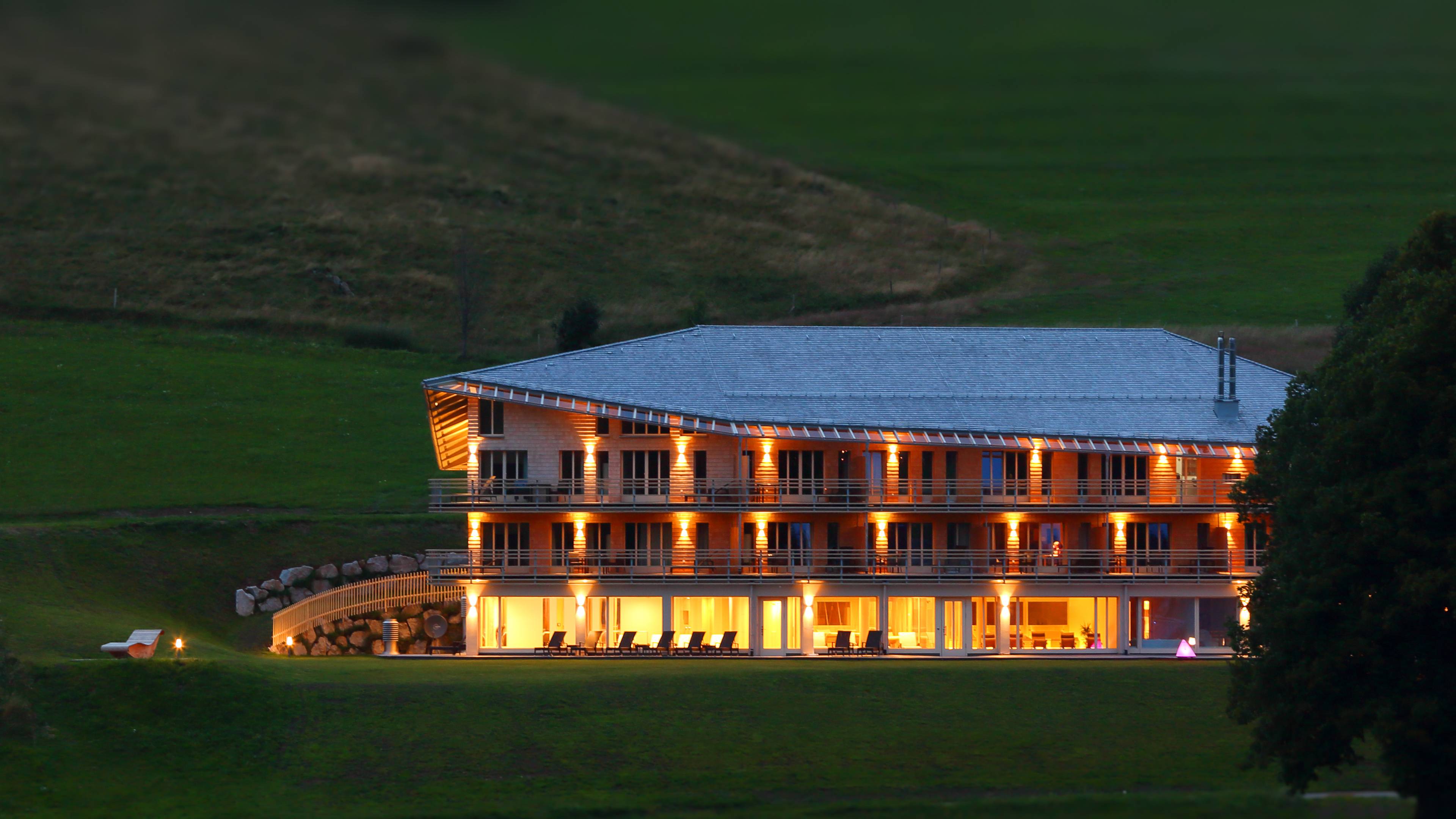 Hotel der Waldfrieden beleuchtet am Abend