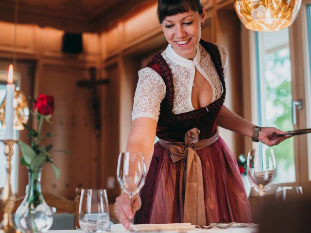 Dorothee Hupfer beim Tischdecken