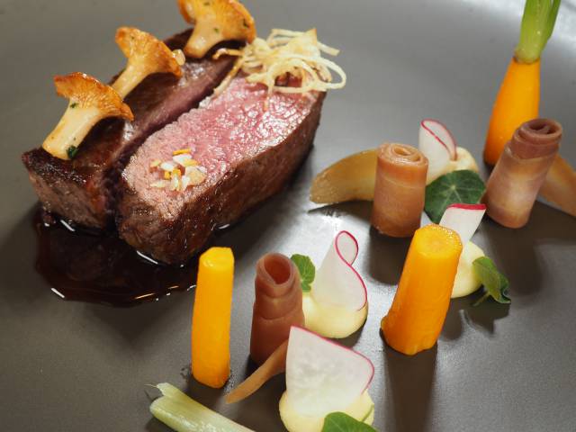 fein dekoriertes Fleisch mit Gemüse und Pilzen