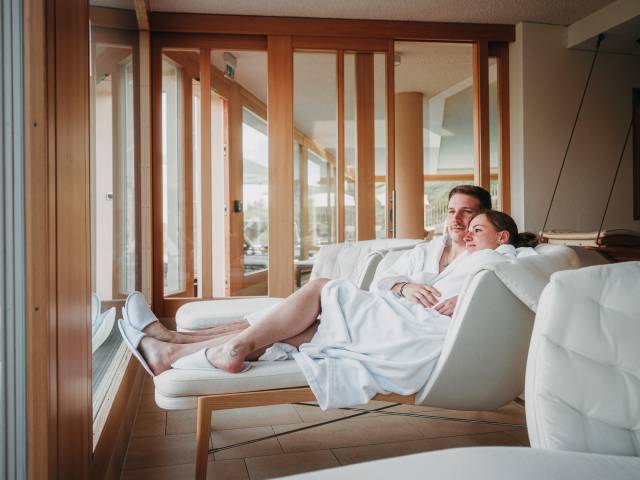 Pärchen im Bademantel im Wellness-Ruhebereich