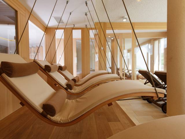 Schwebeliegen im Wellness-Ruhebereich