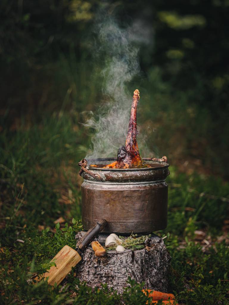 Outdoor Kochen auf der Wiese