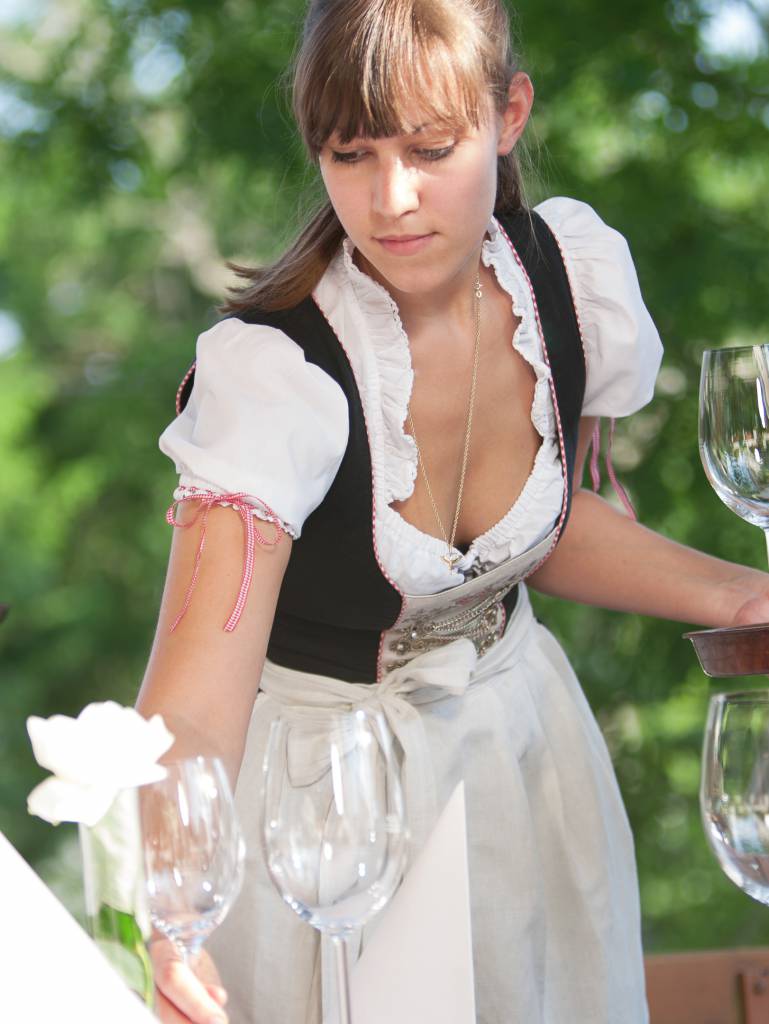 Bedienung deckt die Tische im Freien