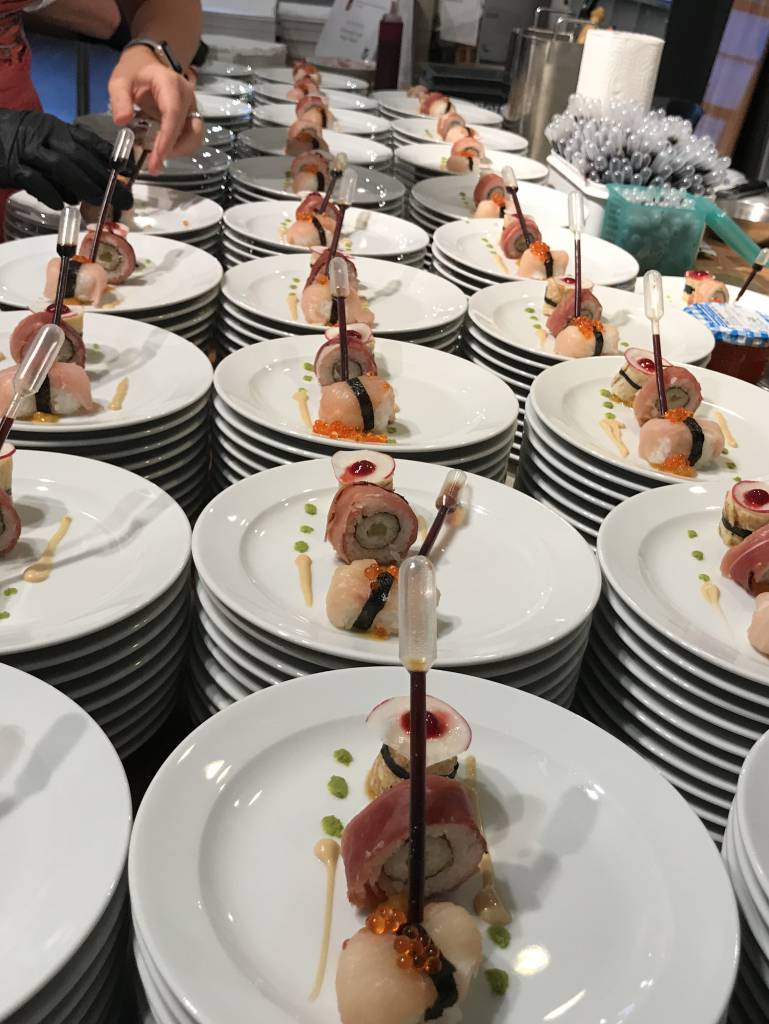 Essen wird in der Küche für ein Fest angerichtet