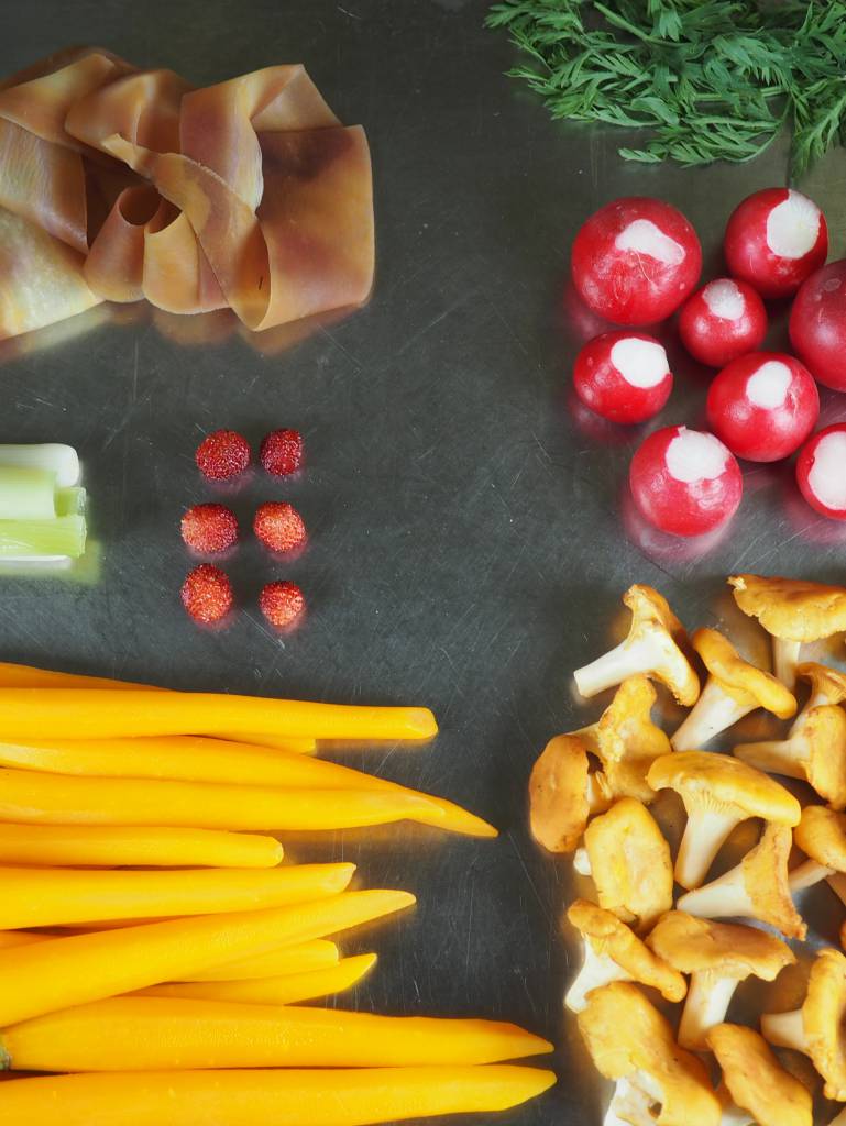 Frisches Essen sortiert und zum Kochen vorbereitet
