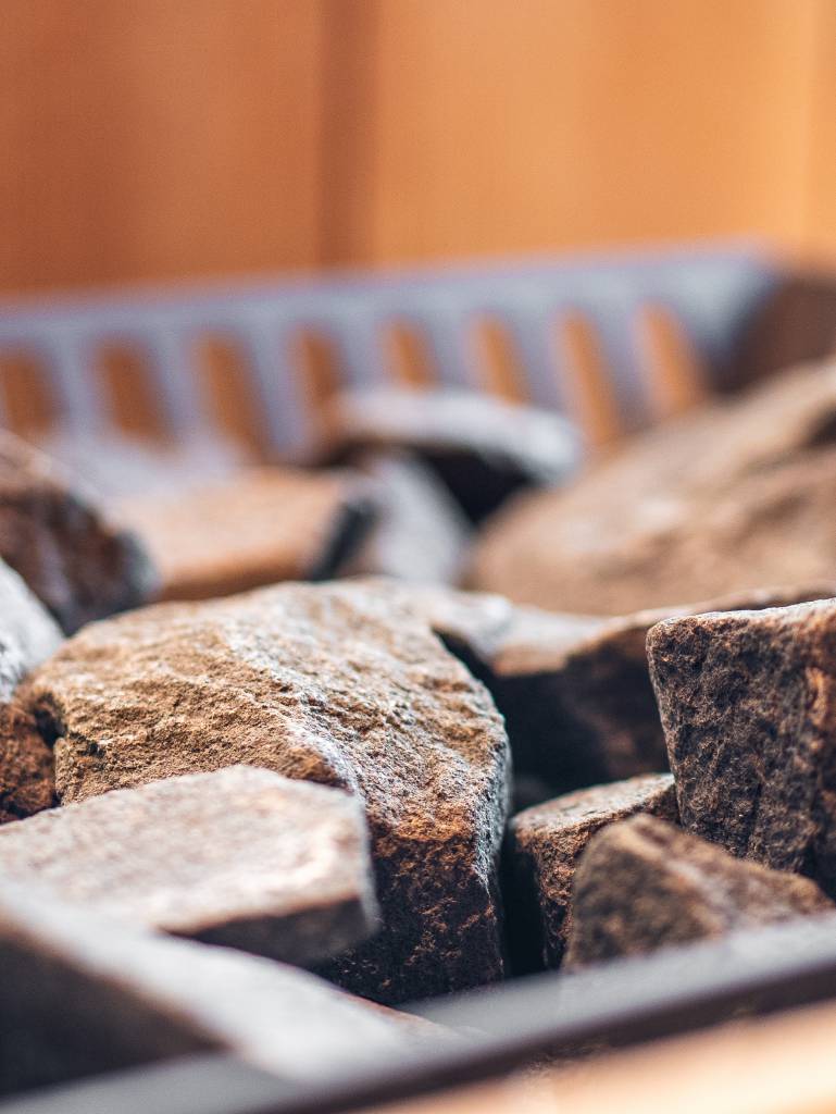 Steine im Ofen der Sauna