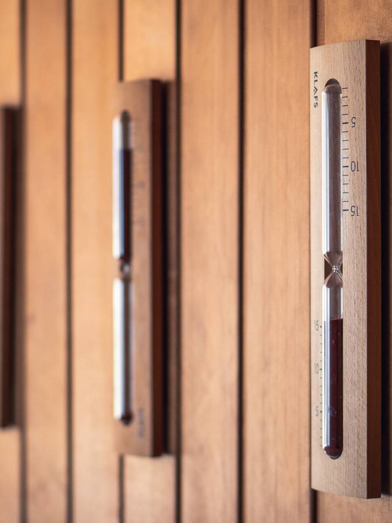 Sanduhren an der Holzwand in der Sauna