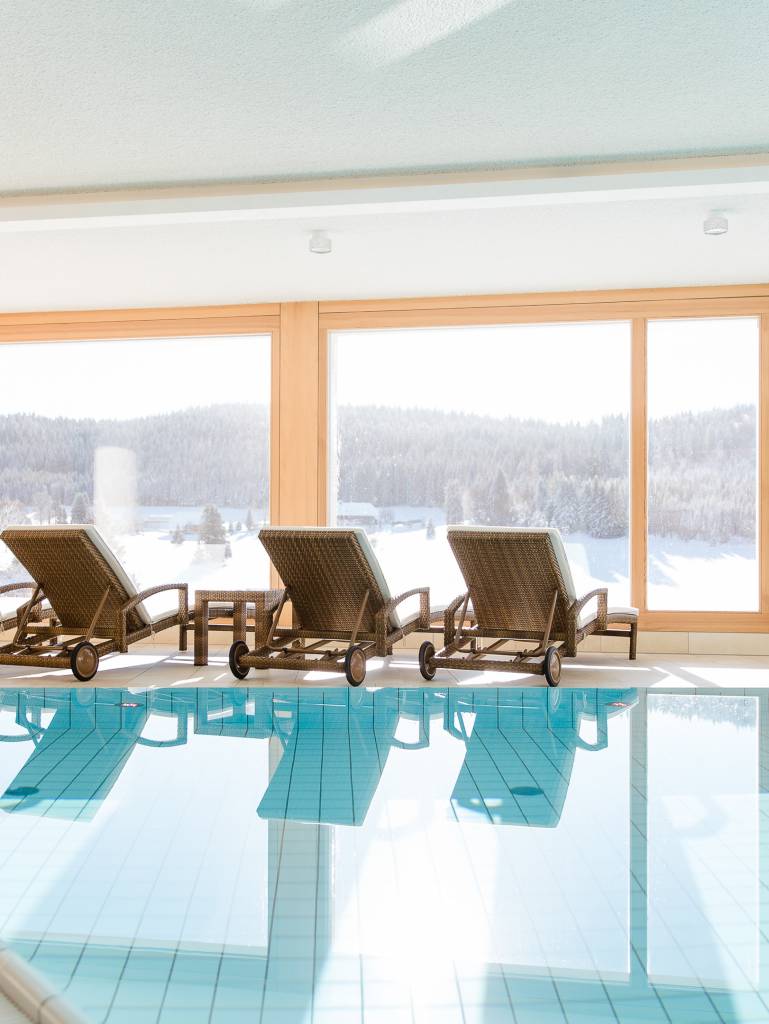 Indoorpool mit Blick nach Draussen im Hotel der Waldfrieden