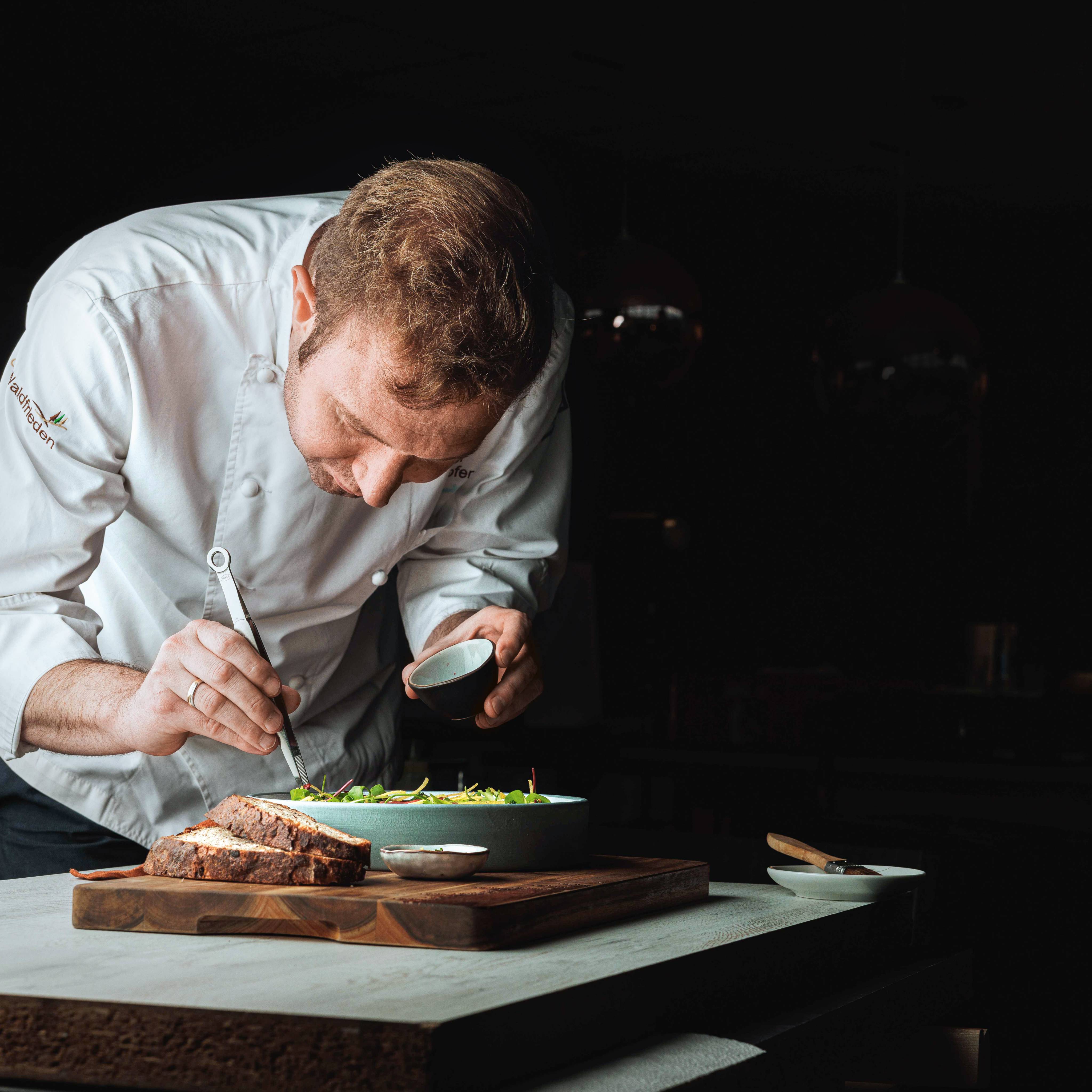 Küchenchef Volker Hupfer beim Anrichten des Salates