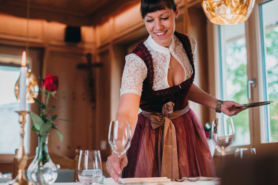 Dorothee Hupfer beim Tischdecken