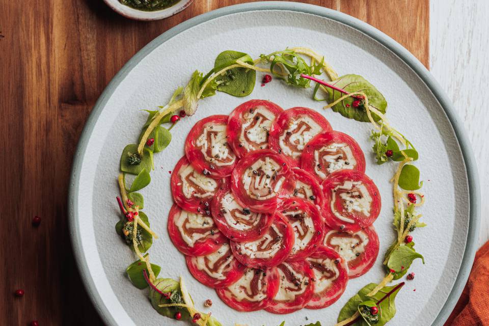 fein dekorierter Salat mit Brot