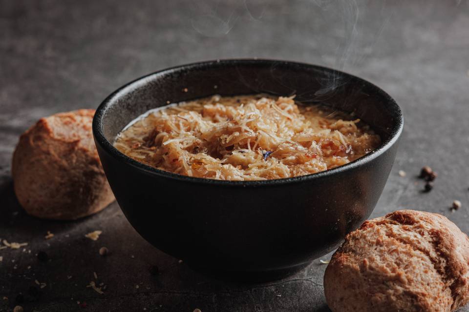 Suppe mit Brot auf dem Tisch
