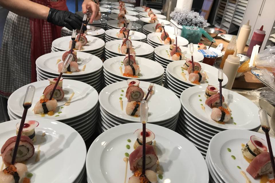 Essen wird in der Küche für ein Fest angerichtet