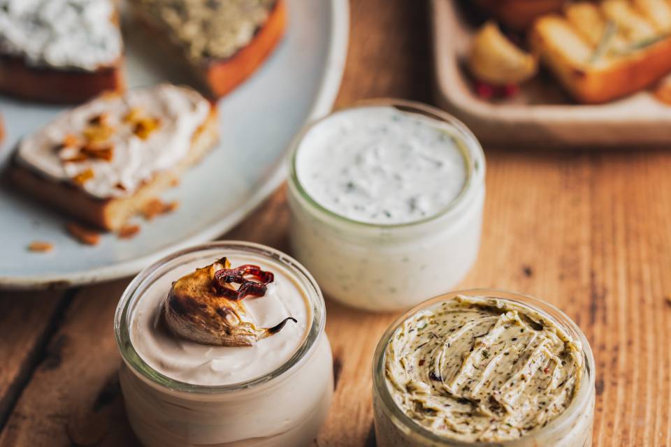 Brot mit verschiedenen Aufstrichen