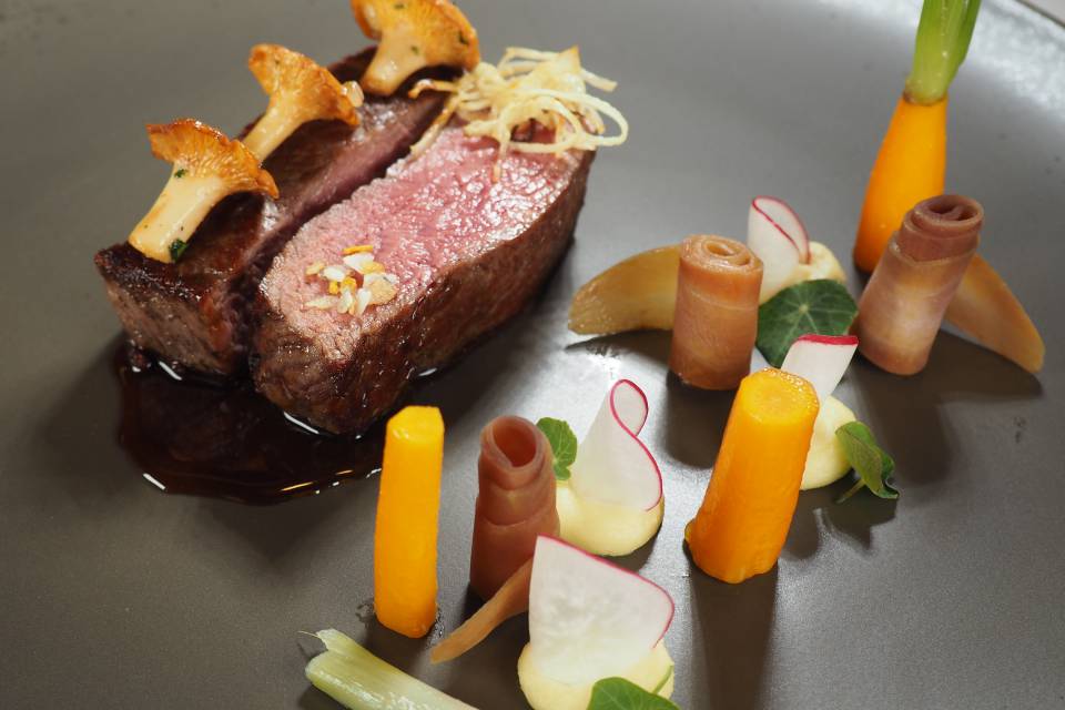 fein dekoriertes Fleisch mit Gemüse und Pilzen