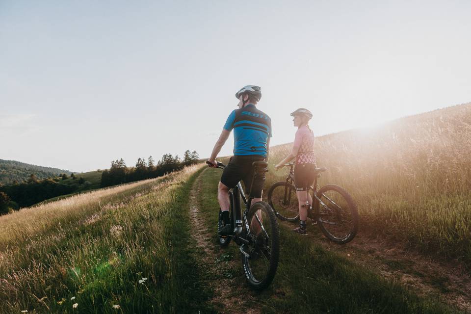 Paar auf Mountainbikes 