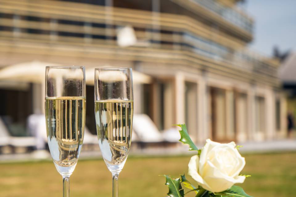 Zwei Sektgläser vor dem Hotel