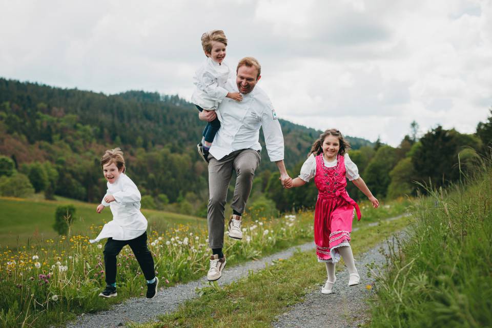 Volker Hupfer mit seinen Kindern 
