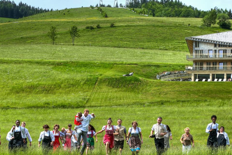 Team des Hotel Der Waldfrieden rennt über die Wiese